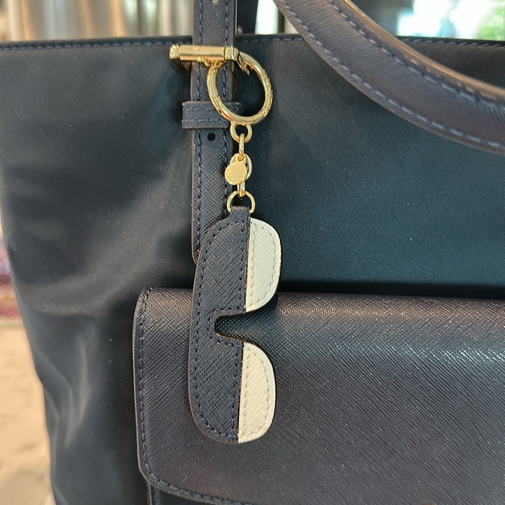 Elegant  Michael Kors Navy Blue Tote Bag with key chain EUC - Picture 2 of 8